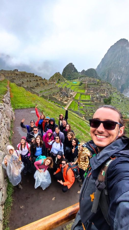 Ric em uma selfie com um grupo em Machu Picchu