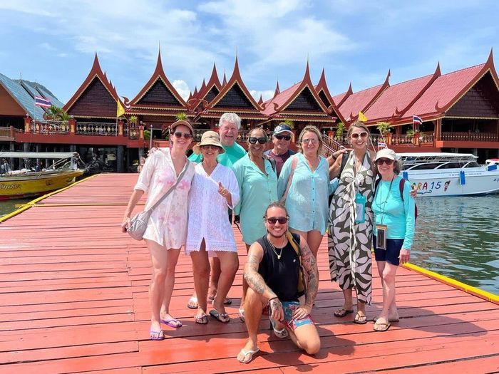 Grupo em um píer em Phi Phi, Tailândia
