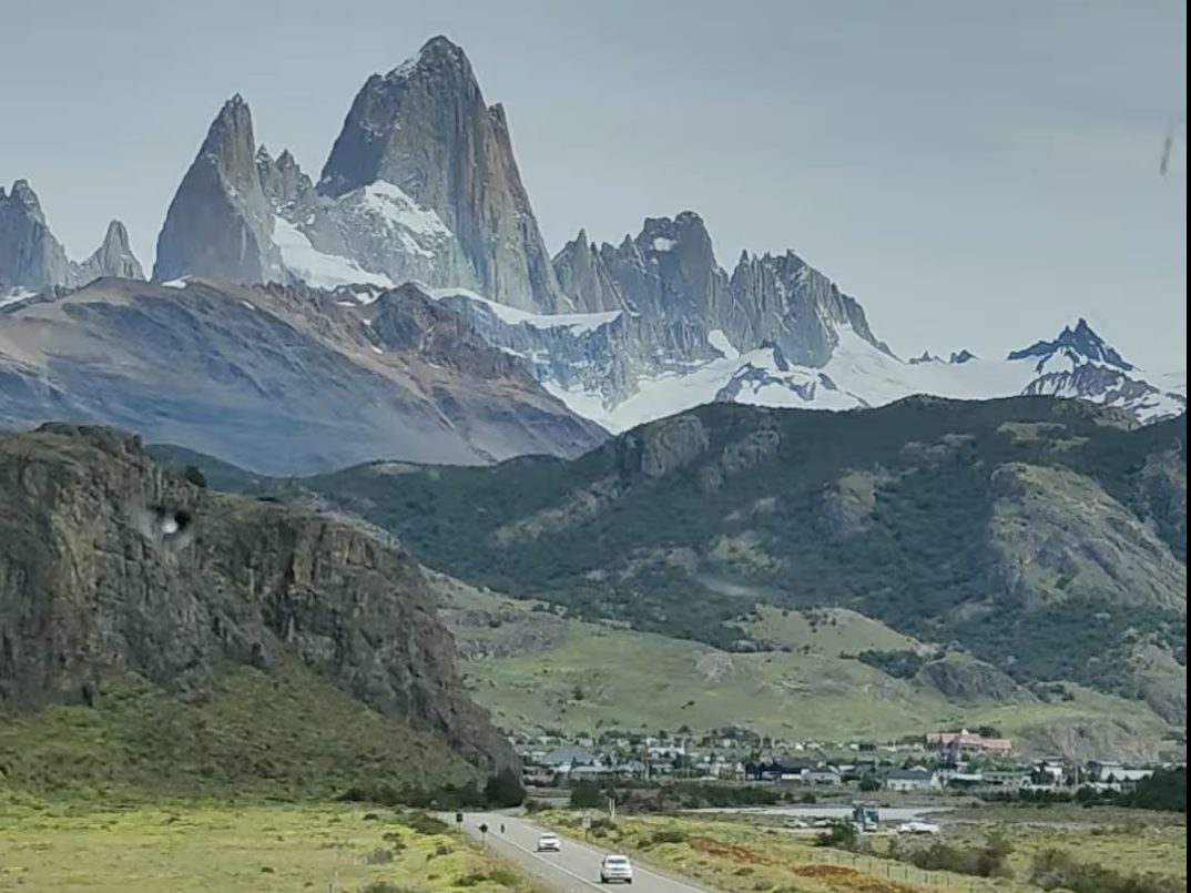 Estrada chegando a El Chaltén, com o Fitz Roy nevado ao fundo, na Patagônia argentina